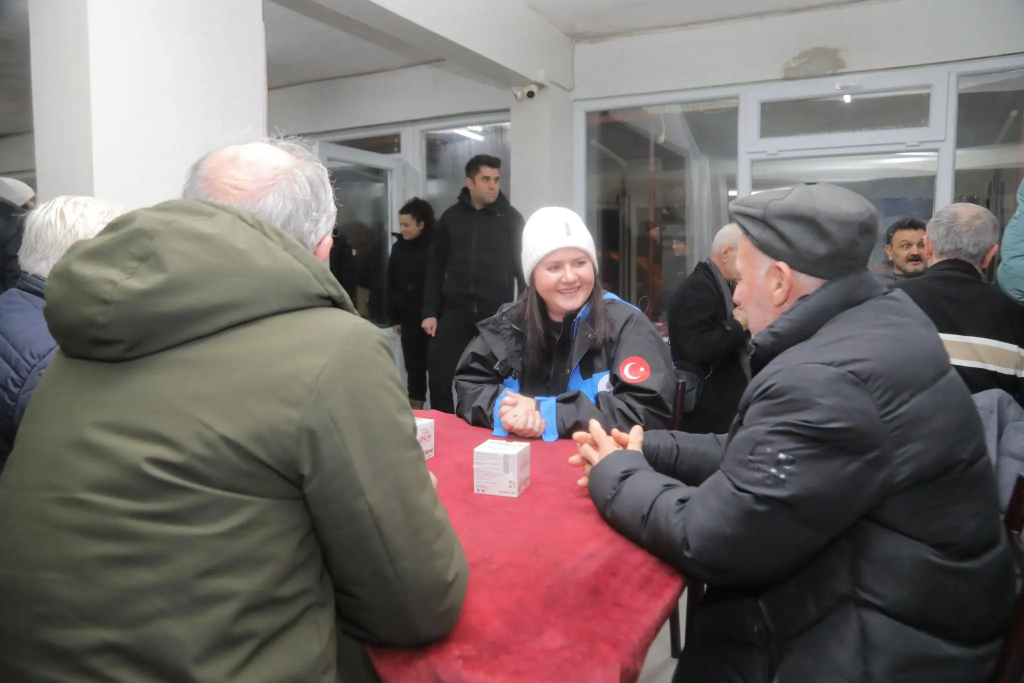 BAŞKAN FİLİZ GENCAN, BERAT KANDİLİ’NDE SAHADAYDI! galeri görseli